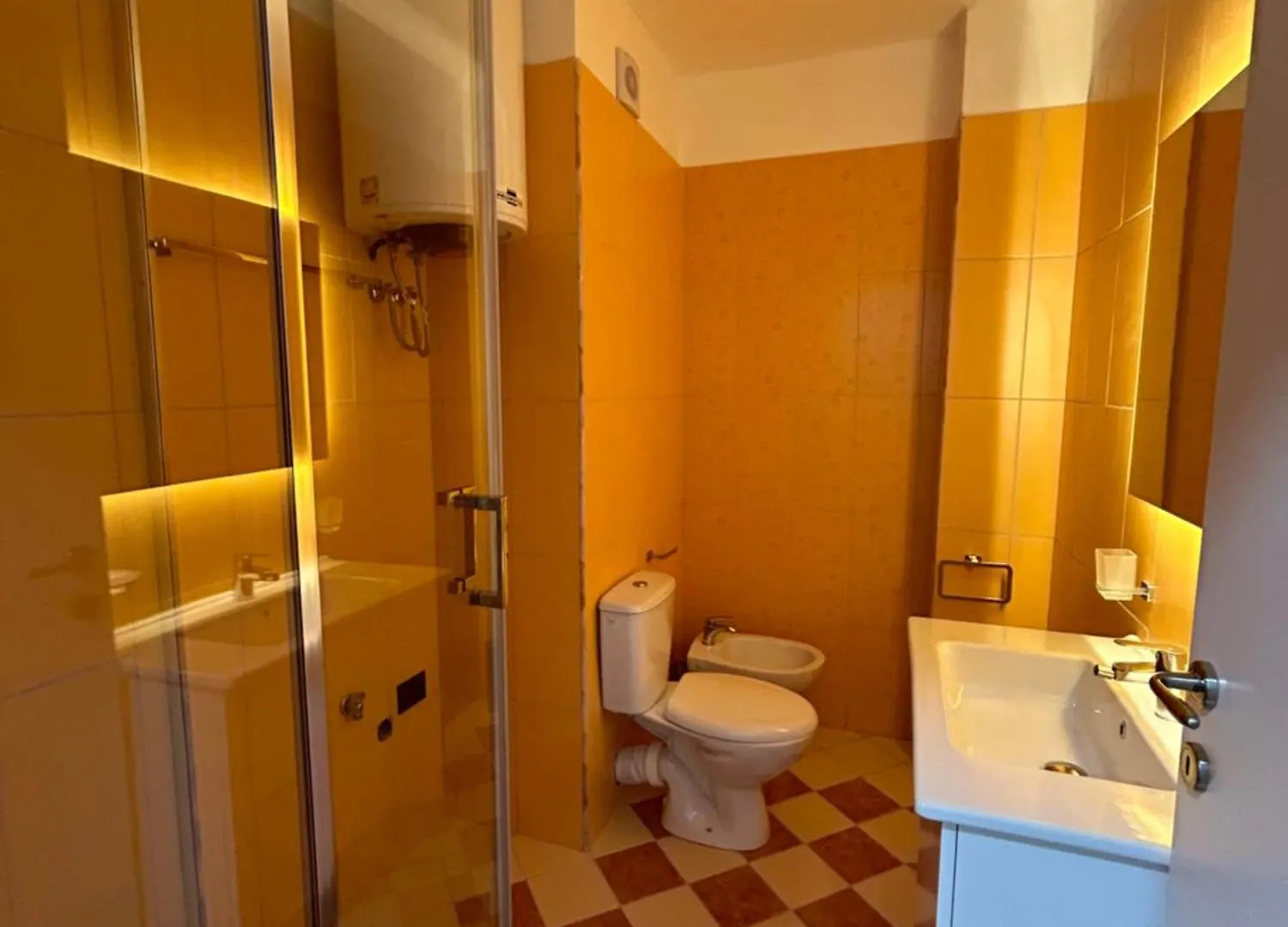 Lulu Suites - Sunny Golem  Apartment